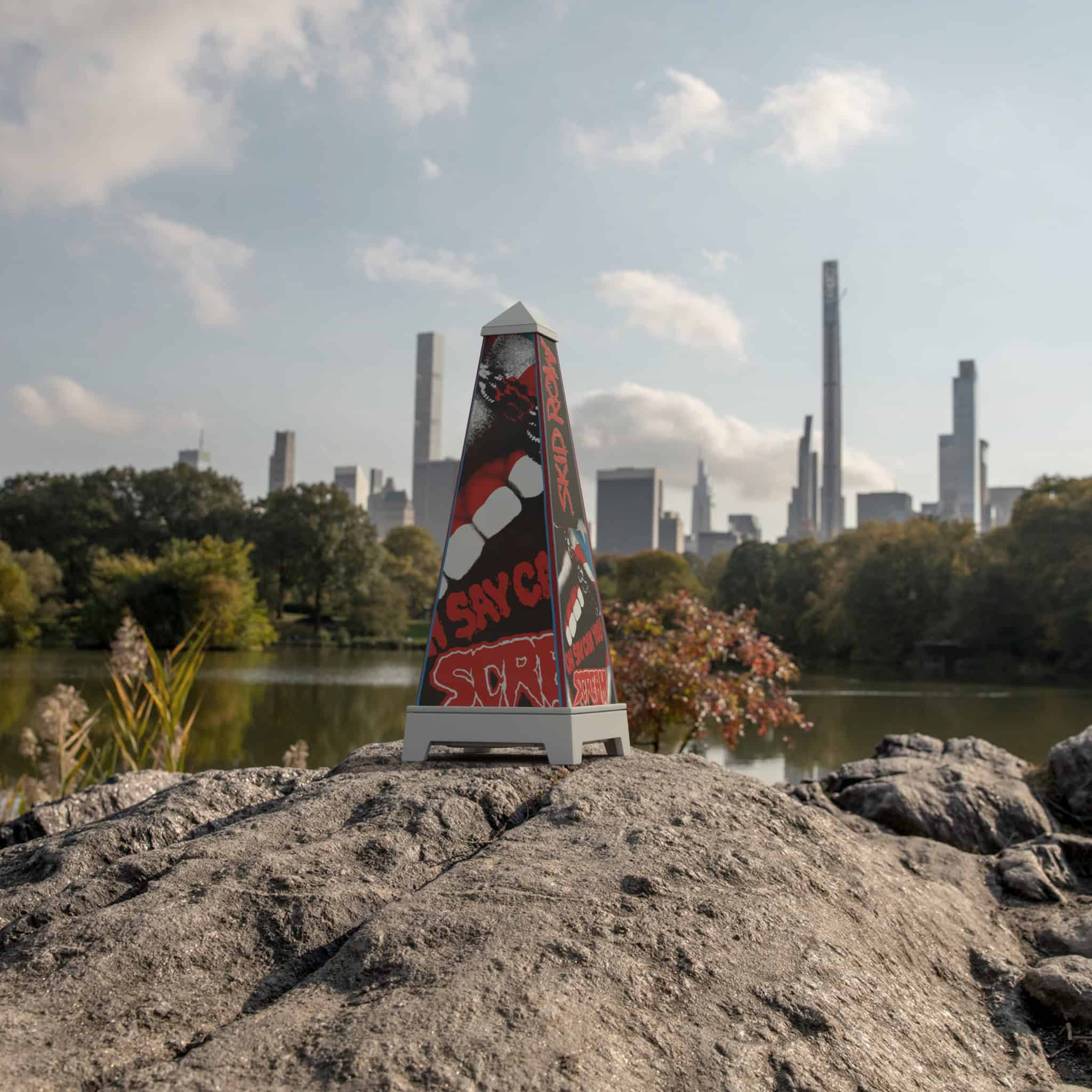 XOUNTS-Soundsystem in Weiß mit einem Skid Row Scream StyleCover, das prominent auf einem Stein vor einer Skyline steht