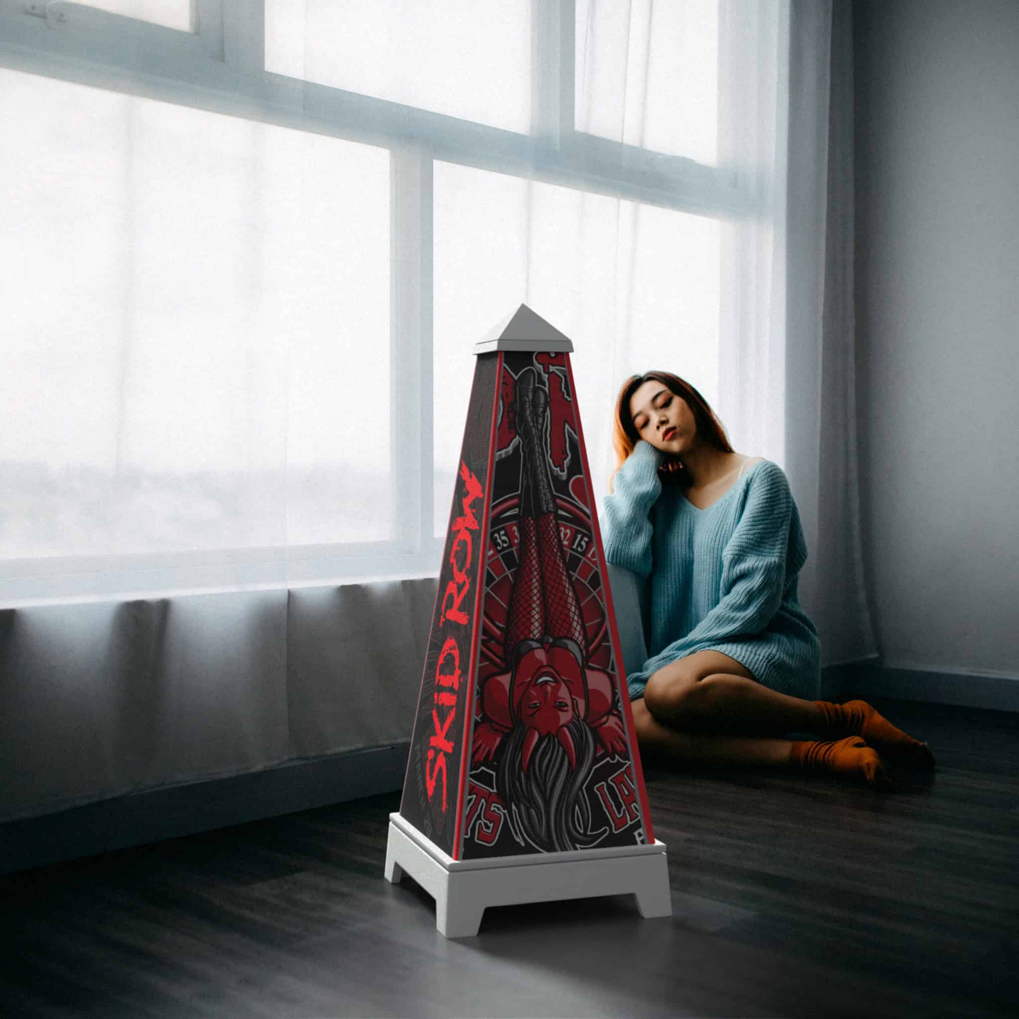 XOUNTS-Soundsystem in Weiß mit einem Skid Row Sin City Style Cover, das prominent in einem modernen Raum vor einer Frau steht