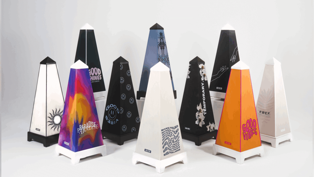 Moderne Soundsysteme in pyramidenförmigem Design mit verschiedenen Farben und Mustern, ideal für Events, Messen und professionelle Audiotechnik.