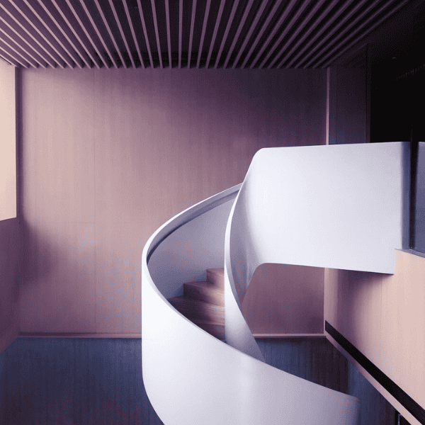 Moderne geschwungene Treppe in minimalistischer Architektur – inspirierendes Raumdesign für optimale Raumakustik und stilvolle Wohnraumgestaltung mit XOUNTS 360° Sound.