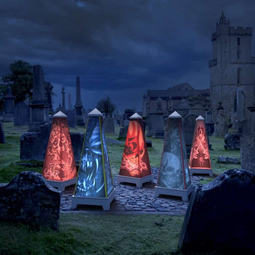 Fünf XOUNTS-Soundsysteme im Halloween-Design werden auf einem düsteren Friedhof beleuchtet.