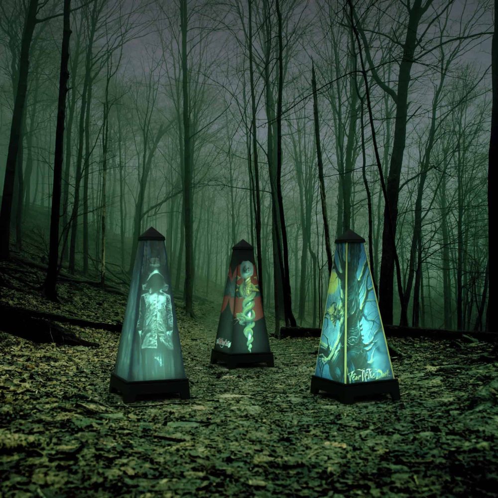 Fünf XOUNTS-Soundsysteme im Halloween-Design stehen grün leuchtend in einem düsteren Wald.